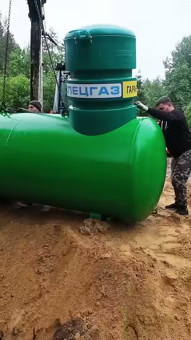 Экскаватор перед опусканием газгольдера